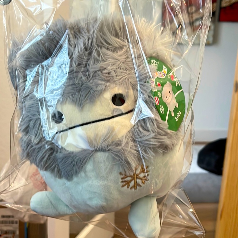 Evita the Bigfoot w/snowflake 7” Squishmallow